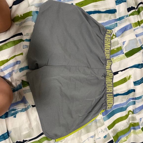 Under armour running shorts - Picture 2 of 3